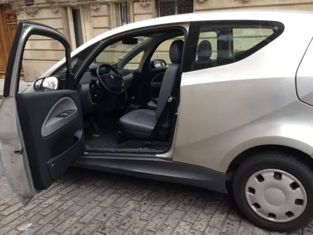 Une accessibilité des places arrières peu évidente.