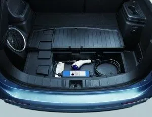 Un énorme caisson de basse à gauche, un coffre pour ranger le câble de charge, Mitsubishi n'a rien oublié.