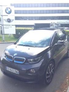 Ici, devant le siège de la marque à Montigny Le Bretonneux