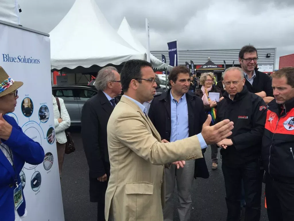 Explication du mode de fonctionnement d'une Bluecar, sur le stand Blue Solutions du Groupe Bolloré.