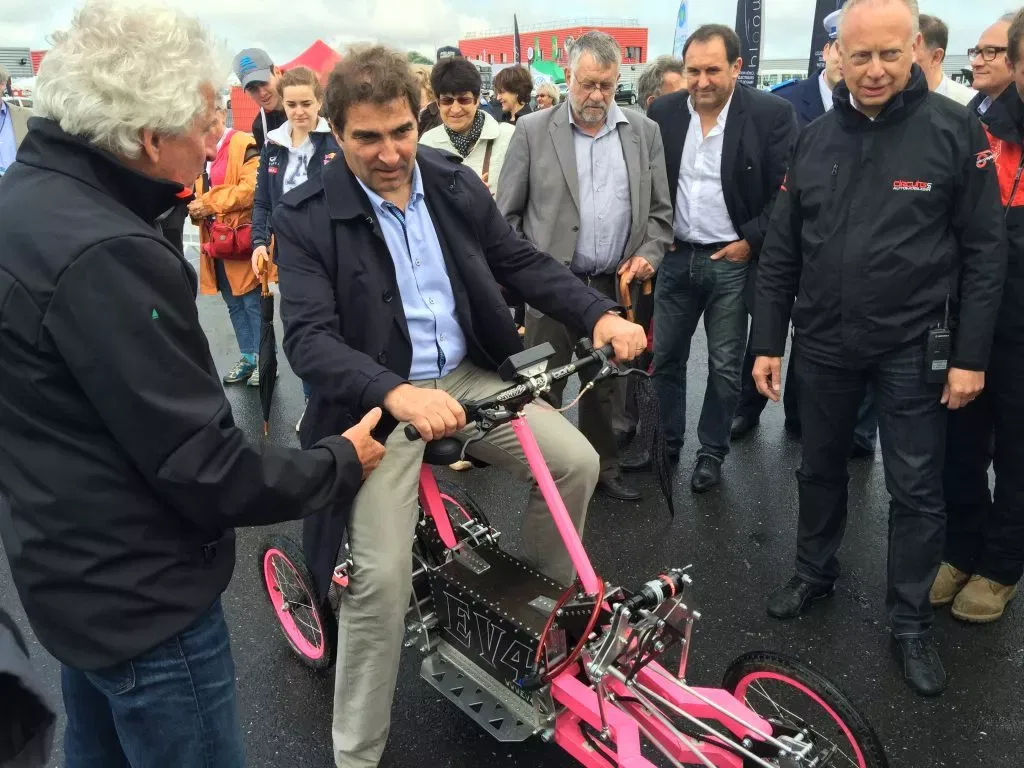 Christian Jacob au volant d'un EV 4